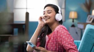 Read more about the article Are Earbuds Damaging Your Hearing? When to Book an Ear Checkup